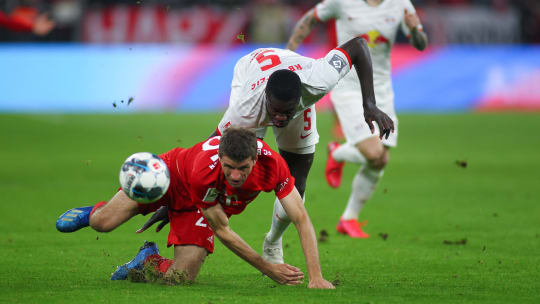 Leipzigs Dayot Upamecano gegen Bayern Thomas Müller.