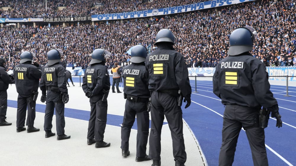 Die Polizei verhinderte im Berliner Olympiastadion ein Aufeinandertreffen der Hertha- und Dynamo-Fans.