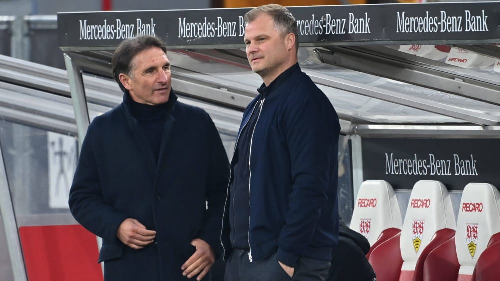 Stuttgarts Trainer Bruno Labbadia (li.) ist weiterhin der richtige Mann - für VfB-Sportdirektor Fabian Wohlgemuth.