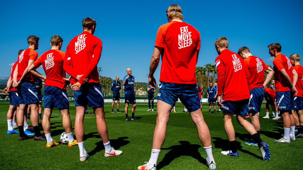 Aktion Richtung FIFA geplant: Norwegens Trainer Staale Solbakken im Kreise seiner Auswahlspieler.