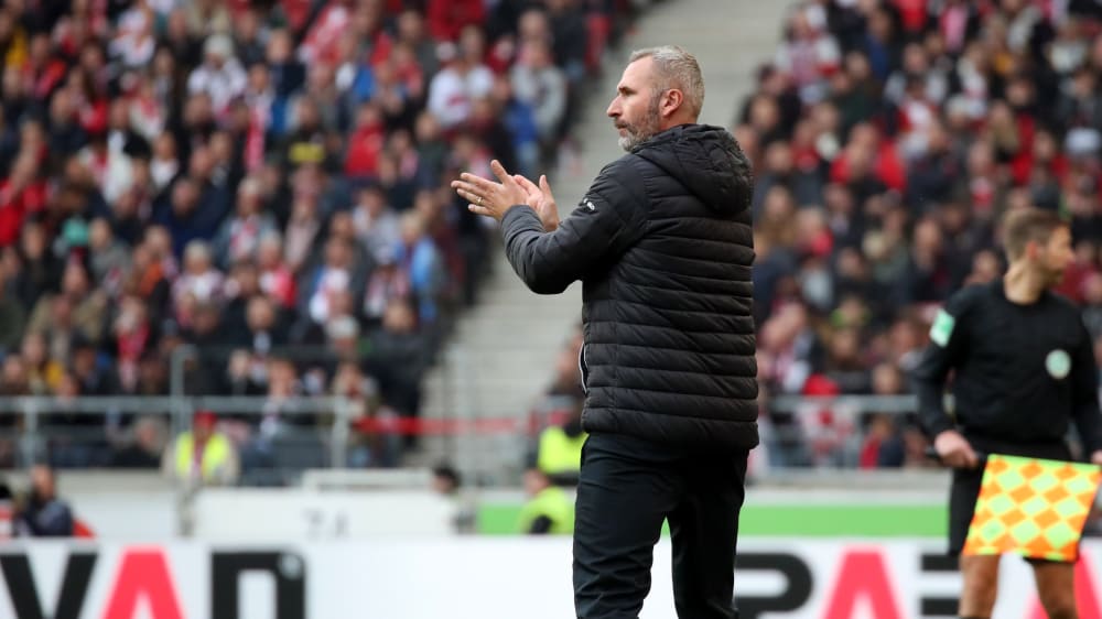 Applaus f&#252;r sein Team: Stuttgarts Trainer Tim Walter.