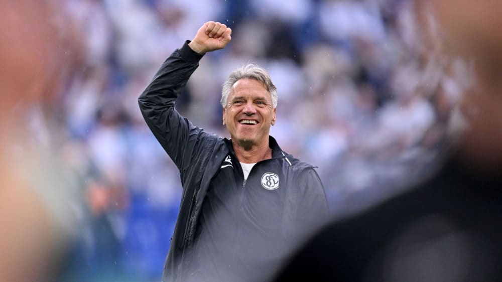 Elversbergs Coach Horst Steffen nach dem Erreichen der Relegation in Gelsenkirchen.