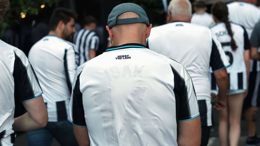 Ein Newcastle-Fan hat beim Liverpool-Spiel den Namen "Isak" und dessen Rückennummer 14 von seinem Trikot entfernt.