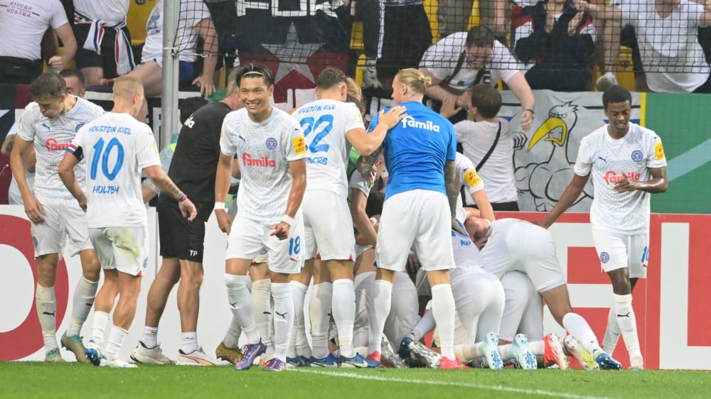 Später Jubel bei den Gästen: Holstein Kiel steht in der 2. Runde des DFB-Pokals.