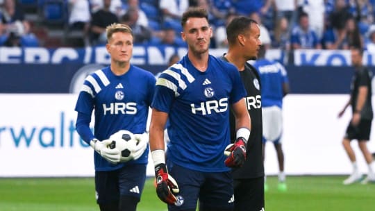 Ron-Thorben Hoffmann (li.) und Justin Heekeren (vorne) liefern sich einen Kampf um den Platz zwischen den Pfosten.