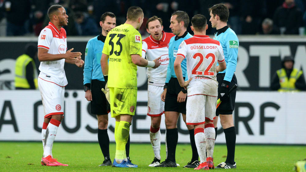 Diskussionsbedarf: Florian Kastenmeier beschwerte sich nach Abpfiff beim Schiedsrichtergespann.