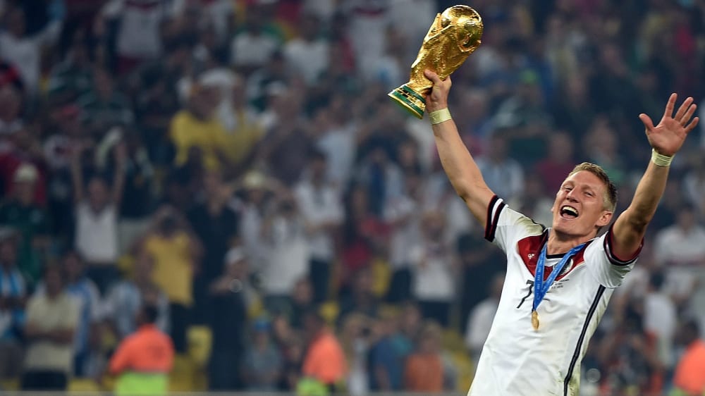 Sein gr&#246;&#223;ter Erfolg: Bastian Schweinsteiger mit dem WM-Pokal nach dem Triumph von Rio de Janeiro.