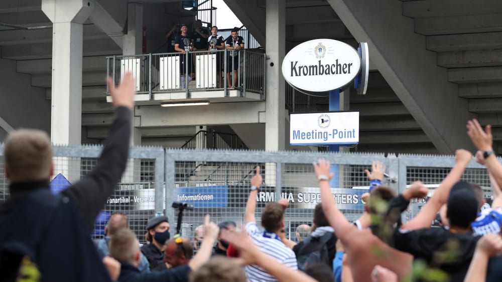 In Bielefeld hatten Fans und Mannschaft nach dem Spiel den Aufstieg bejubelt - trotz bestehender Corona-Regeln.