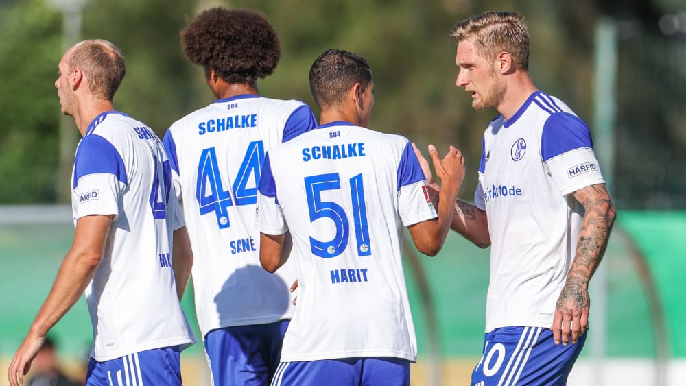Sebastian Polter (re.) besorgte im Bundesliga-Test gegen den FCA das 1:1 für Schalke.