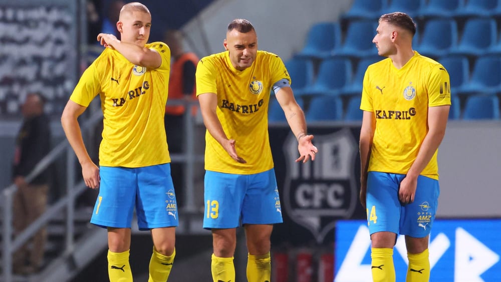 Wortführer: Lok-Kapitän Djamal Ziane (Mitte) nahm sich vor dem Jena-Spiel seine Kollegen verbal zur Brust.