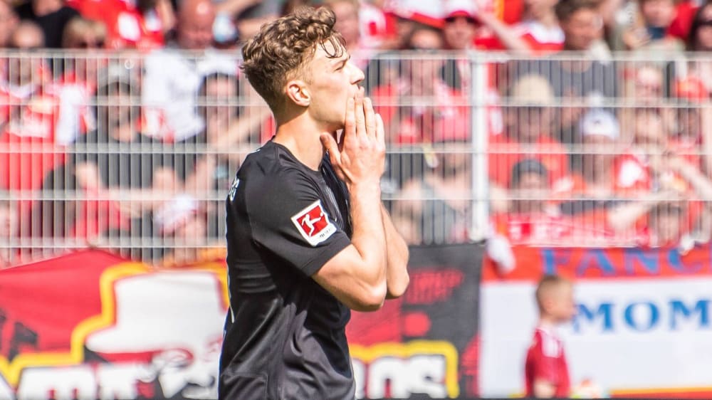 Yannik Keitel vom SC Freiburg schlägt frustriert die Hände vors Gesicht