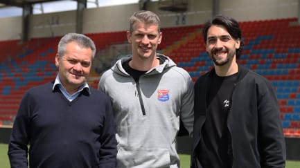 Unterhaching-Präsident Manfred Schwabl (li.) und der spielende Sportdirektor Markus Schwabl (re.) mit dem neuen U-17-Trainer Lars Bender.