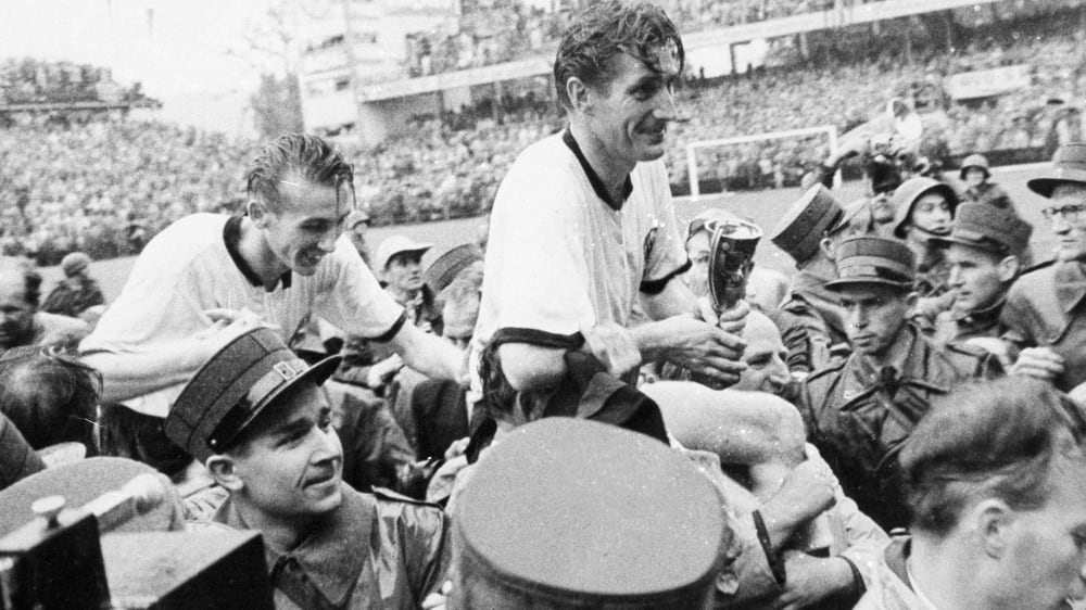 Das Wunder ist geschehen: Fritz Walter mit dem WM-Pokal 1954.