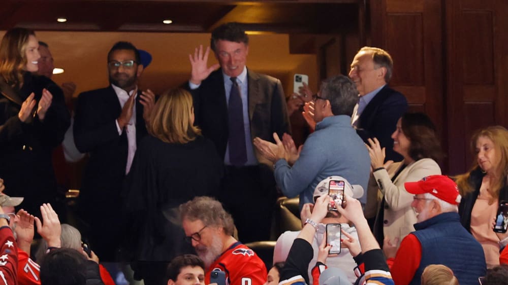 Eishockey-Legende Wayne Gretzky (Mi.) Verfolgtte-Partie unter Anderem und der Site von NHL-Commissioner Gary Bettman (Re.).
