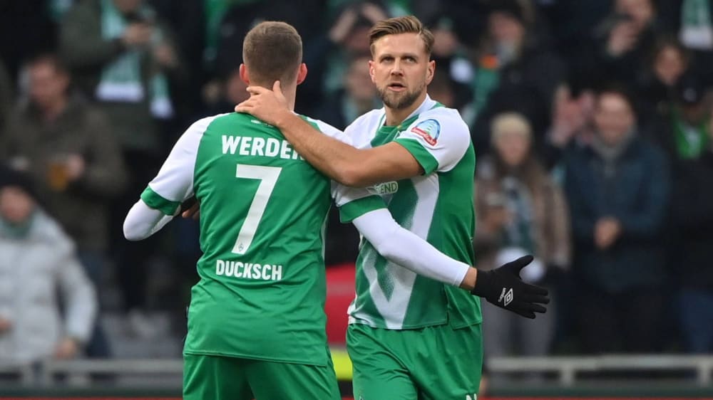 Die Werder-Angreifer Niclas Füllkrug (re.) und Marvin Ducksch sparen nicht mit Kritik.