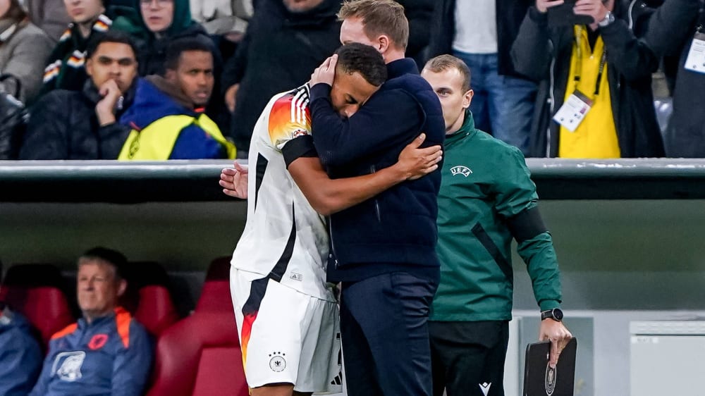 Eine Umarmung nach erstem DFB-Einsatz plus Tor: Jamie Leweling wird von Julian Nagelsmann geherzt.
