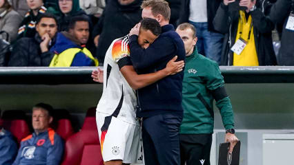 Eine Umarmung nach erstem DFB-Einsatz plus Tor: Jamie Leweling wird von Julian Nagelsmann geherzt.