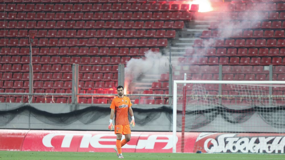 Trotz leerer R&#228;nge: Fans feuern Pyrotechnik von au&#223;erhalb ins Stadion (hier beim Meisterschaftsspiel zwischen Olympiakos und AEK im Juli).