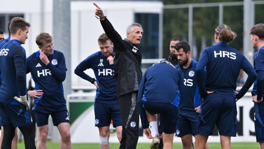 Ab sofort im Mittelpunkt: Kees van Wonderen lernte an seinem ersten Trainingstag auf Schalke etliche neue Gesichter kennen.
