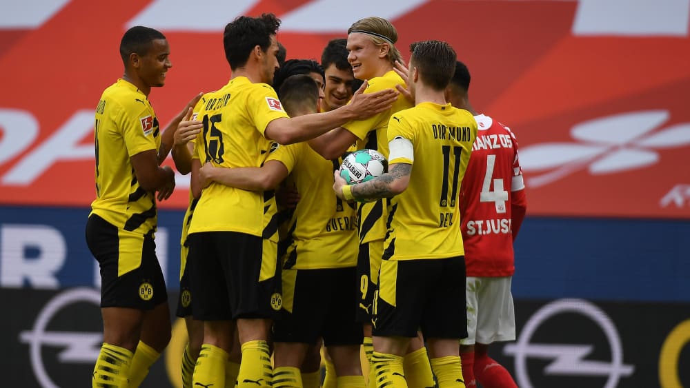 Der Bann ist gebrochen: Dortmunder Spieler bejubeln das 1:0 von Raphael Guerreiro.