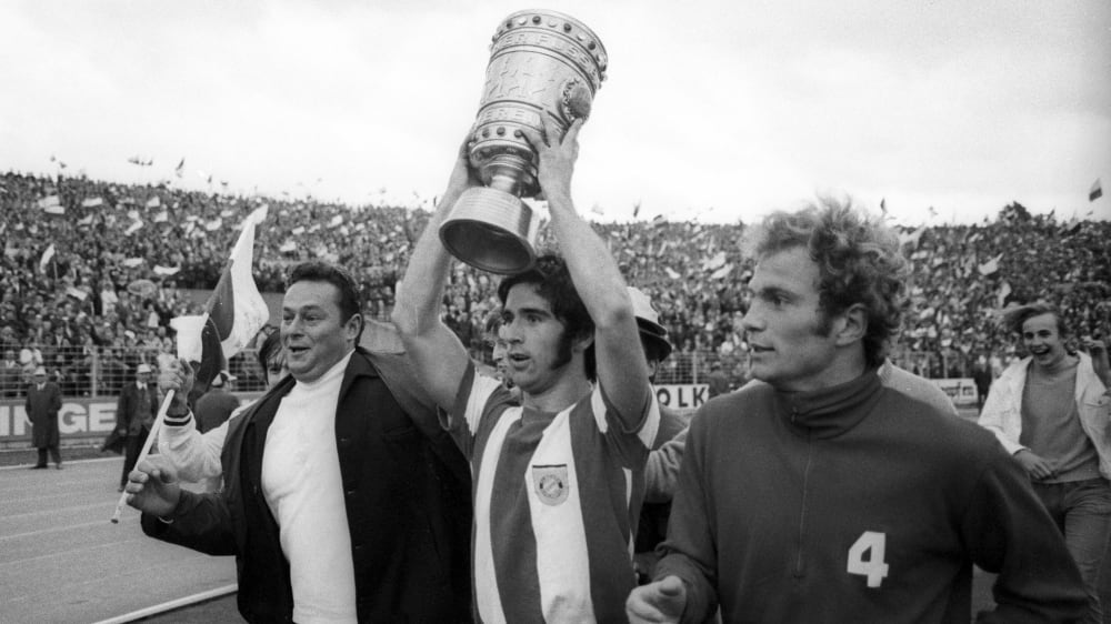 Gerd M&#252;ller (Mitte) mit dem DFB-Pokal. 