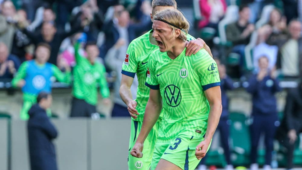Wolfsburgs Sebastiaan Bornauw bejubelt seinen ersten Saisontreffer.