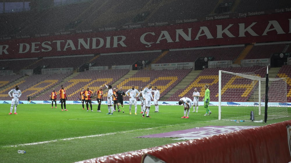 Wenig Feuer vor der Geisterkulisse: Galatasaray und Besiktas trennten sich torlos.