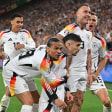 Die ganze Mannschaft freut sich: Deutschland steht im Viertelfinale der Europameisterschaft.