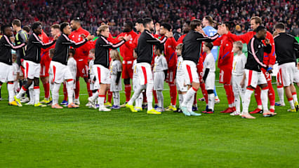 Die DFL reguliert die Kosten der Kader neu: Die Mannschften des FC Bayerns und Leipzigs beim Handshake.