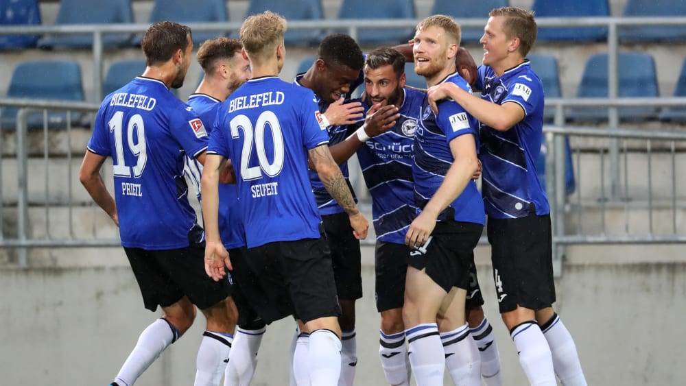 Dem Aufstieg ganz nahe: Arminia Bielefeld bejubelt das 1:0 durch Jonathan Clauss.