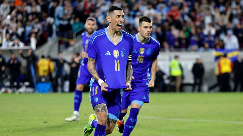 Ángel Di María celebra su notable gol de tiro libre.