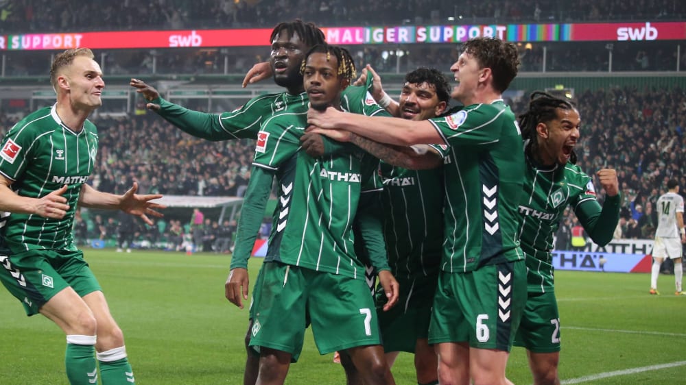 Später Jubel: Samuel Mbangula (#7) lässt sich von seinen Mitspielern feiern.