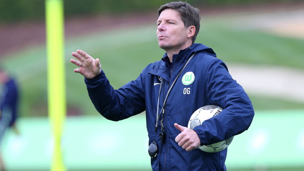 Wolfsburgs Trainer Oliver Glasner zeigt sich zufrieden mit seinem Team in Portugal.