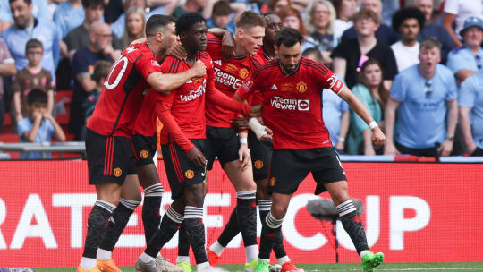 Freude bei Manchester United nach dem 2:0 durch Kobbie Mainoo (2. v. l.).