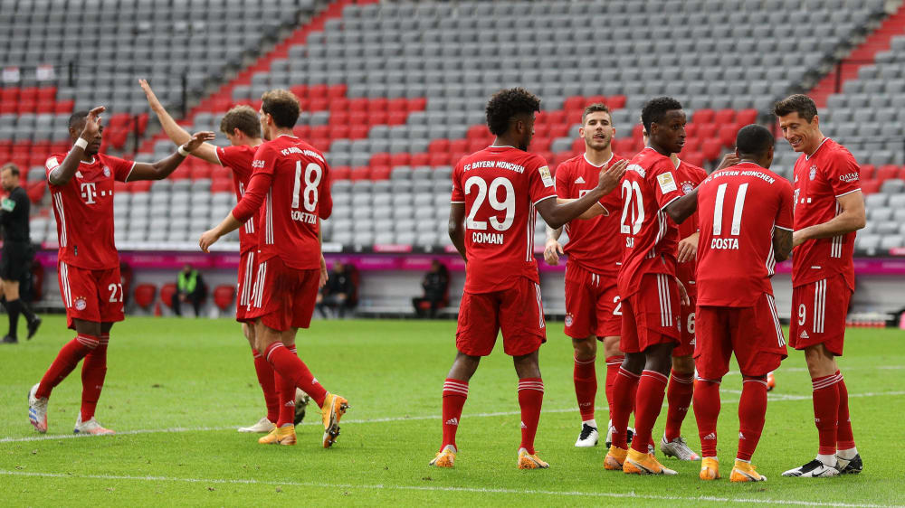 Jubel in Rot: Die Bayern feiern einen ihrer f&#252;nf Treffer gegen Eintracht Frankfurt. 