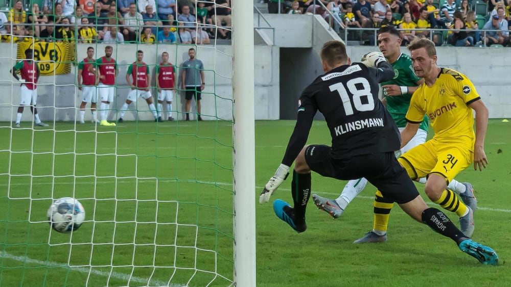 Dortmunds Jacob Brunn Larsen &#252;berwindet St. Gallens Keeper Jonathan Klinsmann.