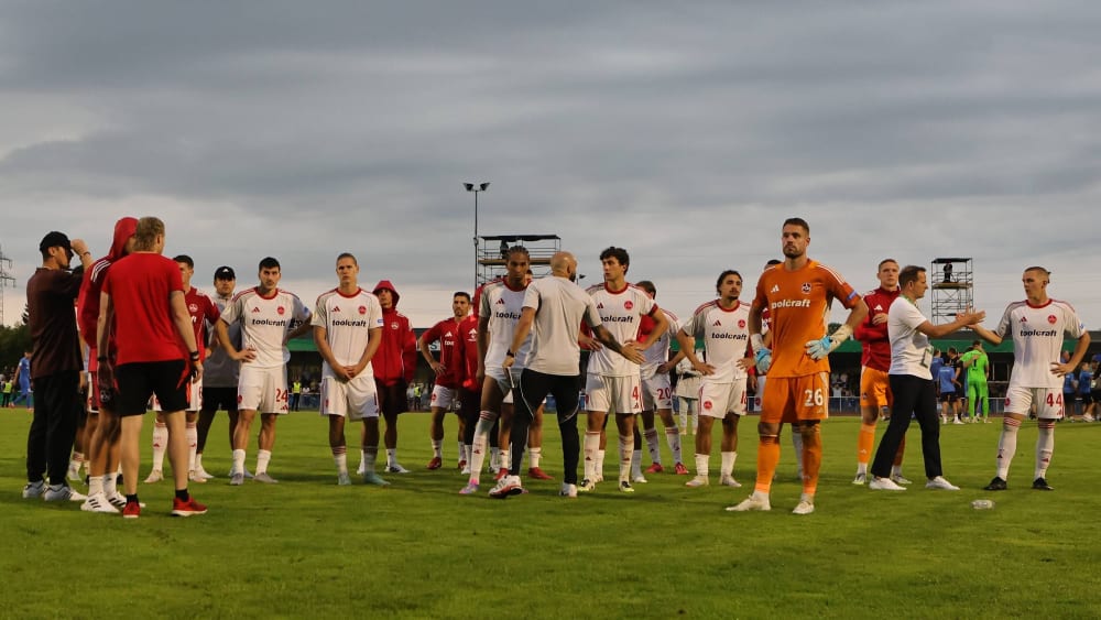 Die Nürnberger Spieler stellten sich nach dem Pokal-Aus den mitgereisten Fans.