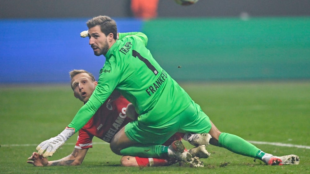 Kevin Trapp und Frankfurt hatten Glück, dass der Treffer von Antwerpens de Laet (im Bild) vom VAR zurückgenommen wurde.