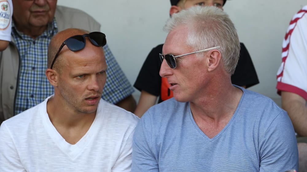 Kennt sich aus in der gro&#223;en Fu&#223;ballwelt: Rob Reekers (rechts, neben Jenas derzeitigem Sportdirektor Tobias Werner) wird sportlicher Leiter beim FC G&#252;tersloh.