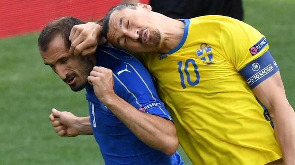 Schwedens Zlatan Ibrahimovic im Duell mit Giorgio Chiellini.