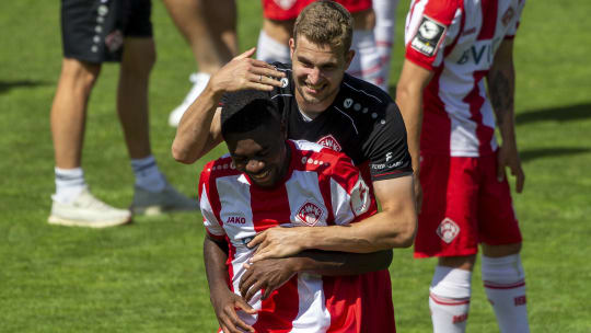 Handrik Hansen (hinten) und Leroy Kwadwo bleiben den Würzburger Kickers treu. 