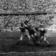 Hart umkämpftes Duell vor 95.000 Zuschauern: Franz Binder (Rapid) wird von Fritz Szepan und Hans Bornemann in die Mitte genommen.