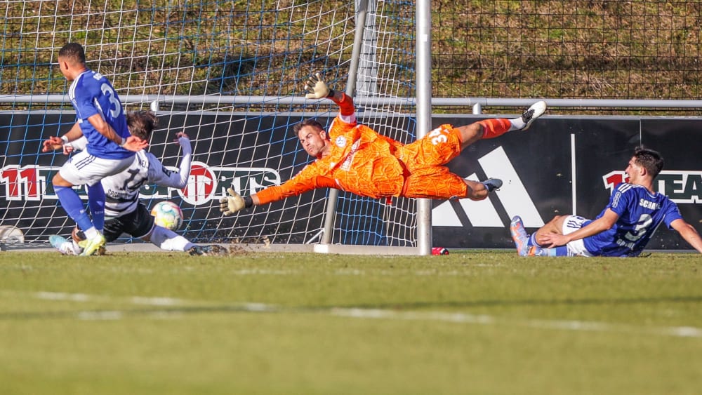 Verls Meijer erzielt das 2:1 für den Drittligisten gegen Schalke.