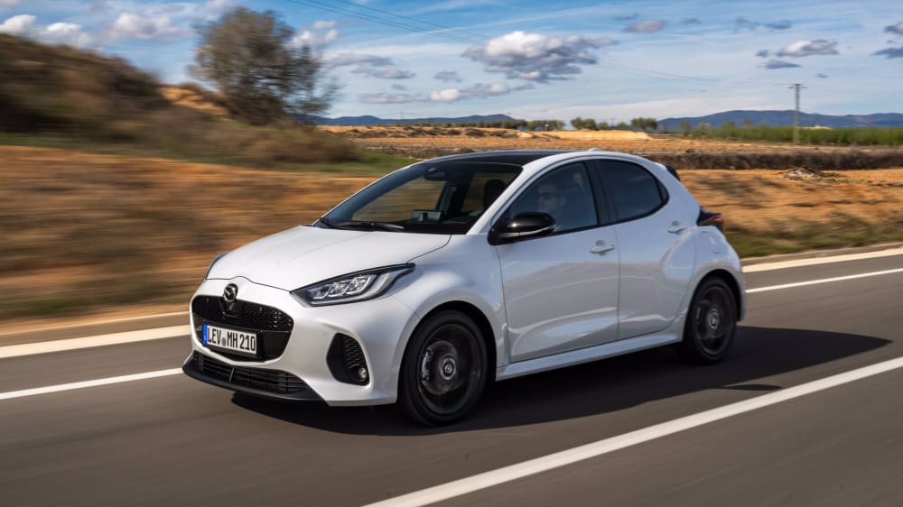 Mazda 2 Hybrid: Eingekauft bei Toyota.