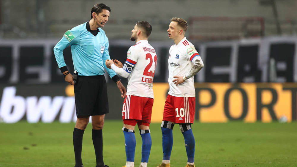 Unverst&#228;ndnis: HSV-Kapit&#228;n Tim Leibold (Mitte, mit Mitspieler Sonny Kittel) redet auf Referee Deniz Aytekin ein.