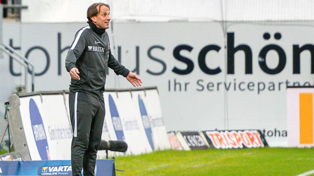 Muss gegen Sandhausen zur Personal-Rochade greifen: Wiesbadens Coach R&#252;diger Rehm.