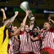 Olympiakos Piräus gewinnt als erster griechischer Klub einen europäischen Wettbewerb: In Athen siegte der Traditionsverein gegen Florenz im ECF-Finale ganz spät.