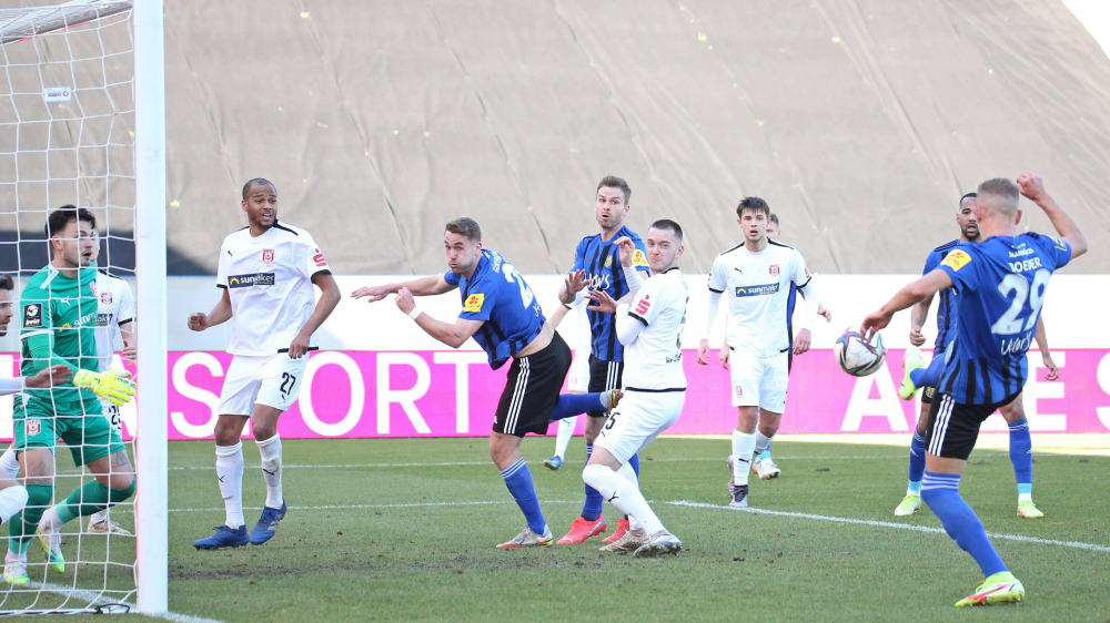 Lukas Boeder (re.) trifft zum 1:0 für den 1. FC Saarbrücken.