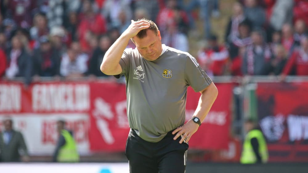 Saarbrücken-Trainer Uwe Koschinat enttäuscht nach der Niederlage.