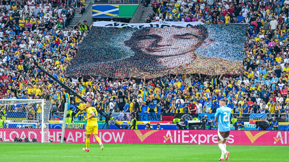 Die ukrainischen Fans gedachten am Mittwochabend Nazarii Hryntsevich, einem von vielen Fans der Ukraine, der im Krieg starb.